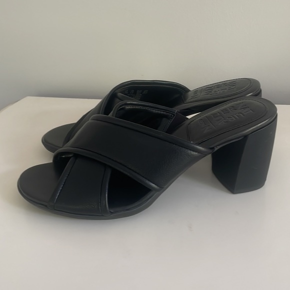 Naturalizer Black Sandals with Crisscross Straps and Block Heel - Picture 3 of 8